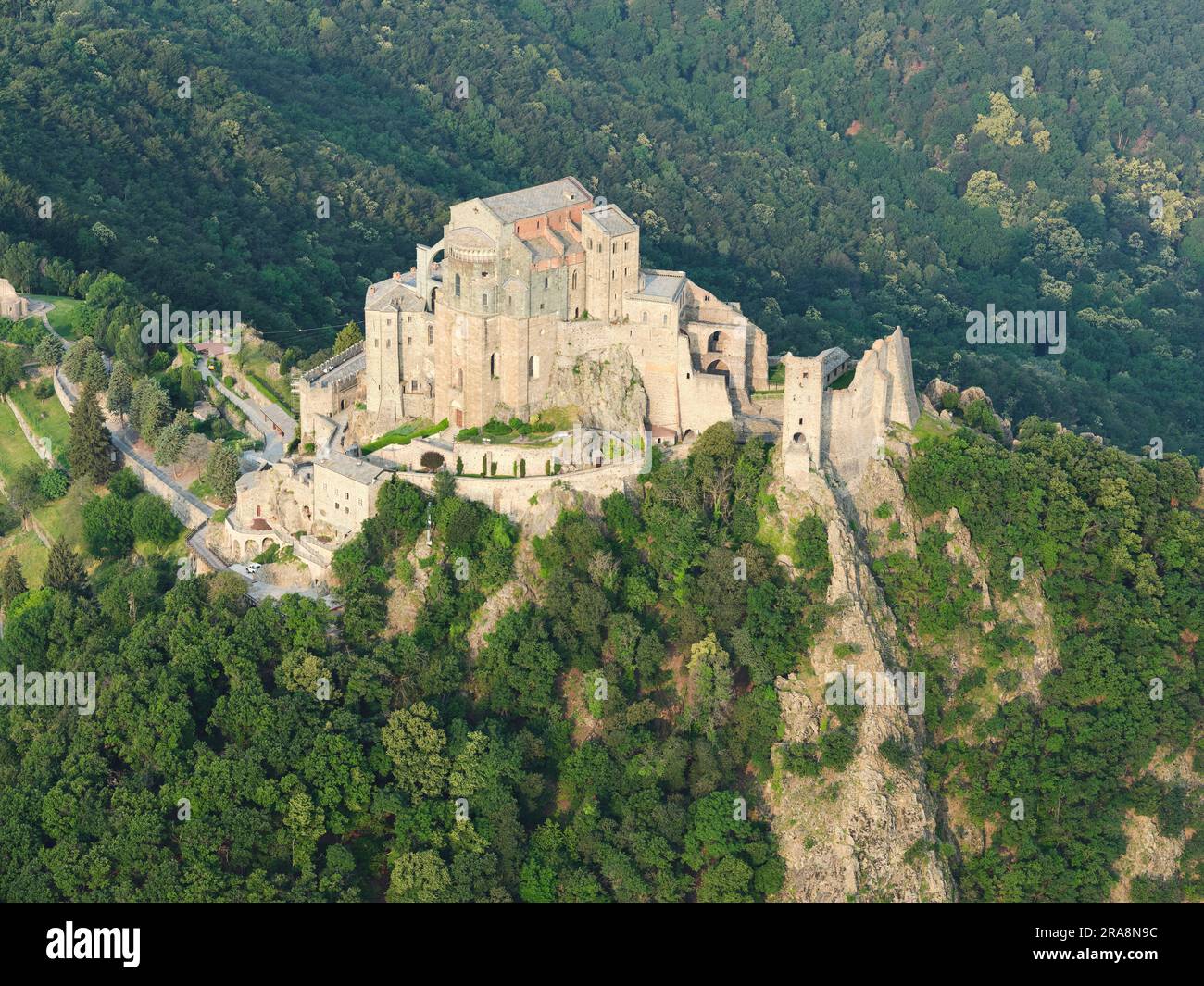 VISTA AEREA. Sacra di San Michele. Sant'Ambrogio di Torino, città metropolitana di Torino, Piemonte, Italia. Foto Stock