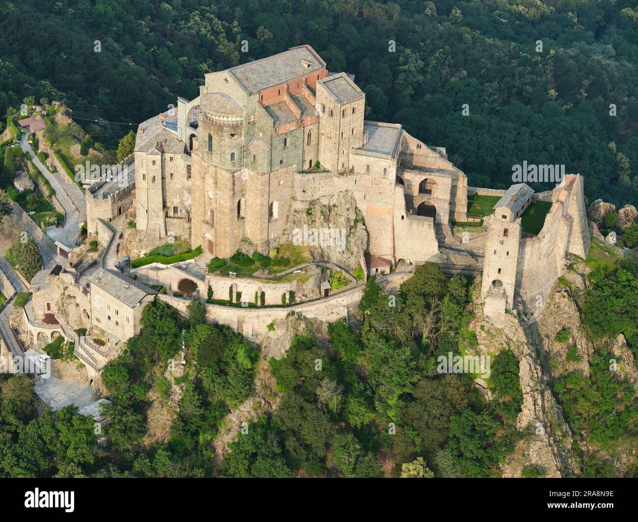 VISTA AEREA. Sacra di San Michele. Sant'Ambrogio di Torino, città metropolitana di Torino, Piemonte, Italia. Foto Stock