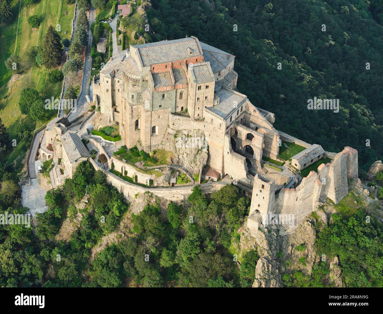 VISTA AEREA. Sacra di San Michele. Sant'Ambrogio di Torino, città metropolitana di Torino, Piemonte, Italia. Foto Stock