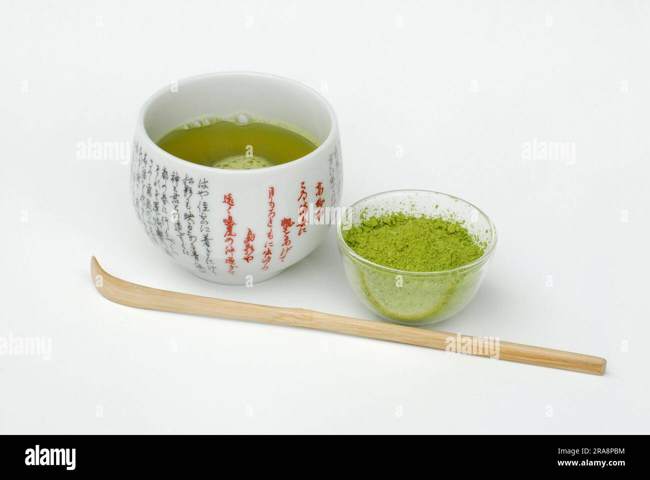 Tè Matcha giapponese, ciotola con tè verde in polvere, tè verde, cucchiaio di bambù, tè verde, misurino, chashaku Foto Stock