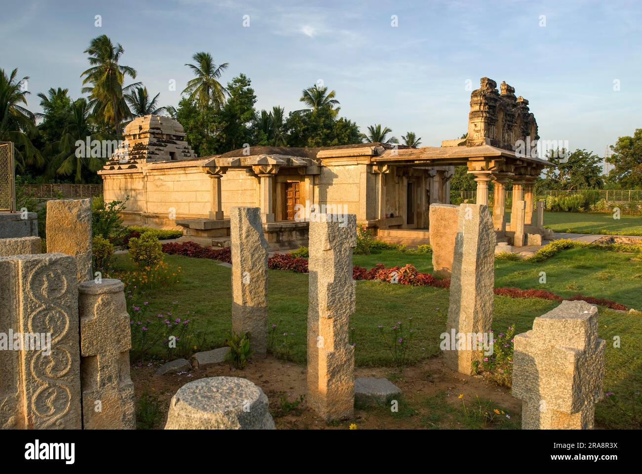 1368 A. D Irugappa 's Basti Ganagitti Jain Jaina Temple dedicato Kunthunatha, 17th Thirthankara in Hampi, Karnataka, India meridionale, Asia. UNESCO Foto Stock