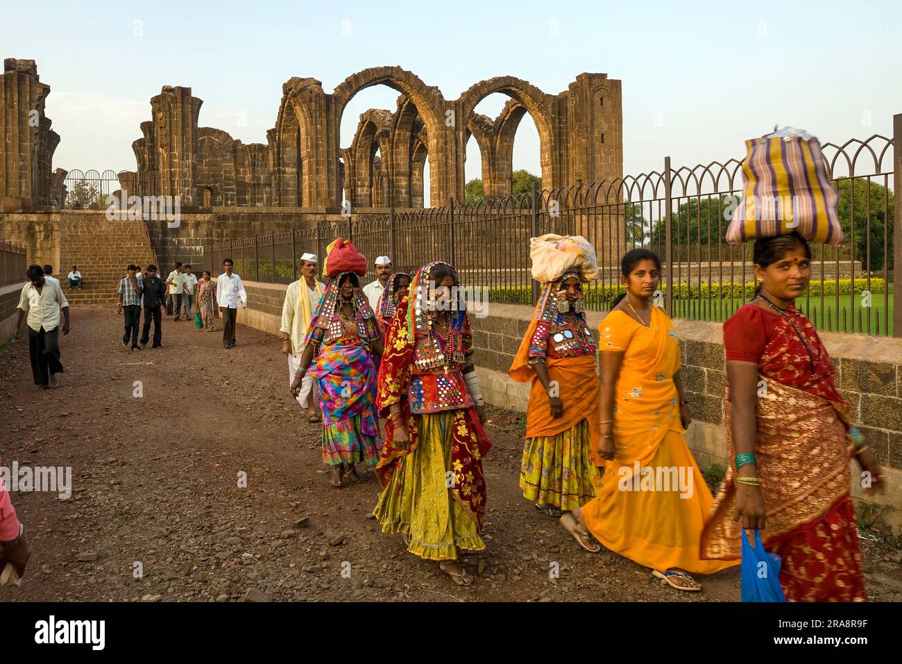 Turisti a Bara Kaman Bijapur, Karnataka, India meridionale, India, Asia Foto Stock