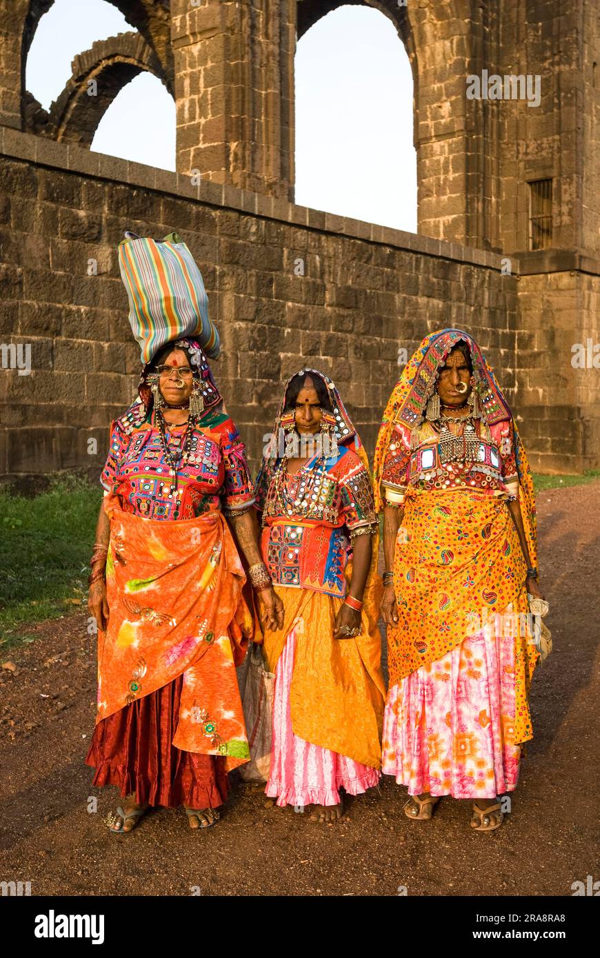 Donne Lambadi Bara Kaman a Bijapur, Karnataka, India meridionale, India, Asia Foto Stock