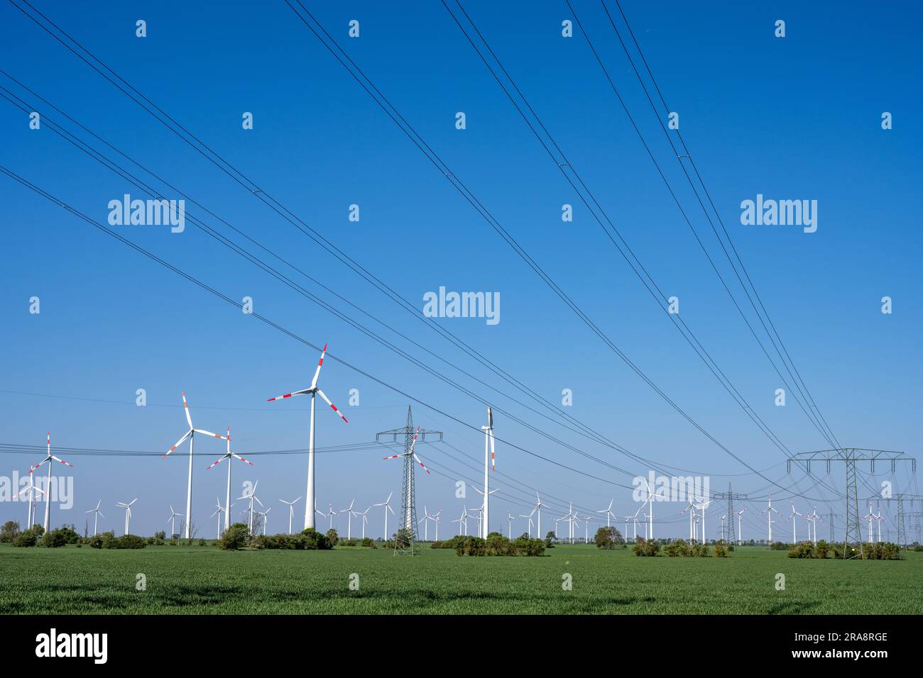 Turbine eoliche e linee elettriche viste in Germania Foto Stock