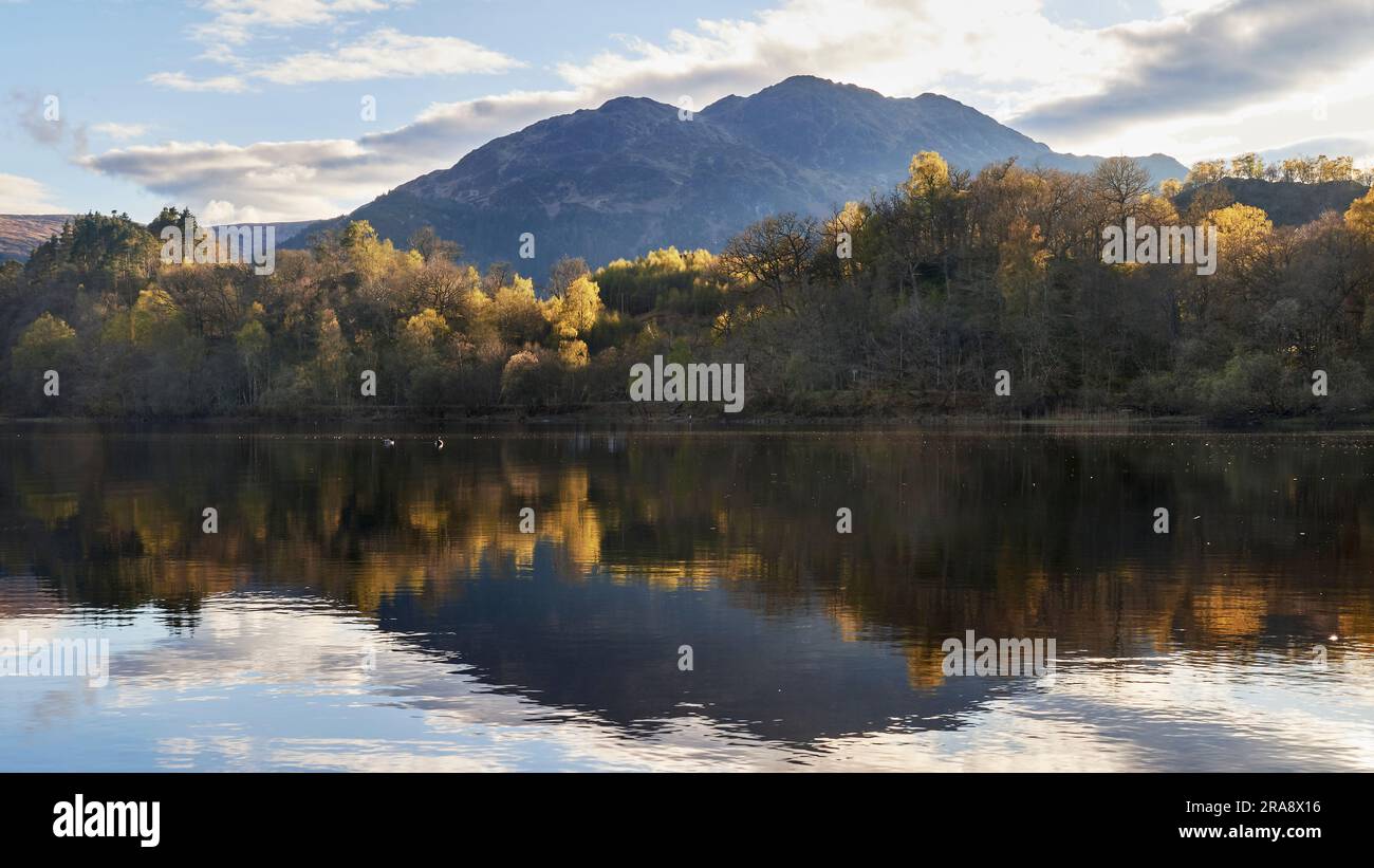 Vista sul lago di Loch Achray durante una soleggiata serata primaverile con Ben Venue sullo sfondo Foto Stock