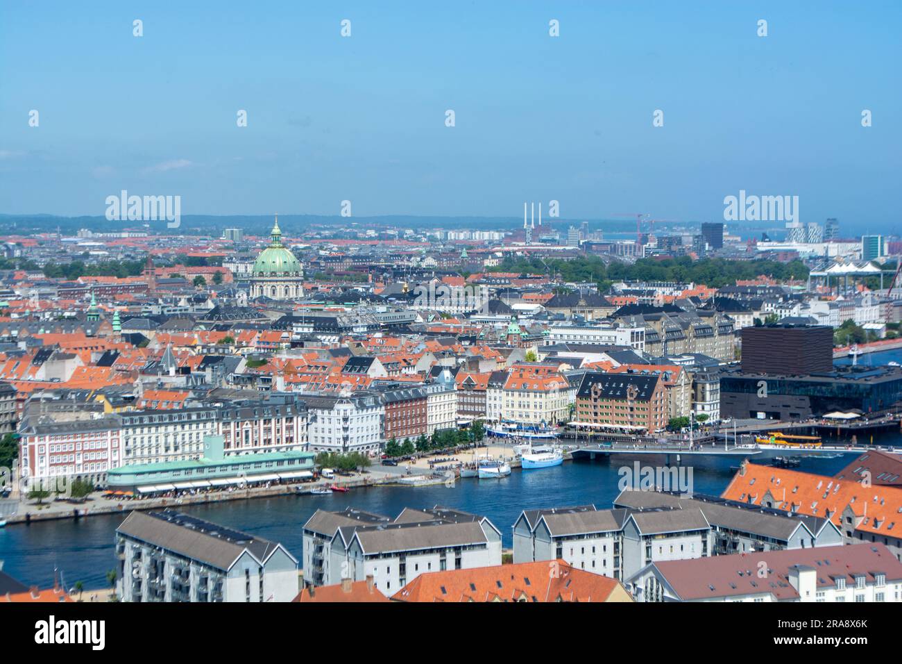 Vista dell'architettura del centro di Copenhagen dall'alto - dalla Chiesa del nostro Salvatore Foto Stock