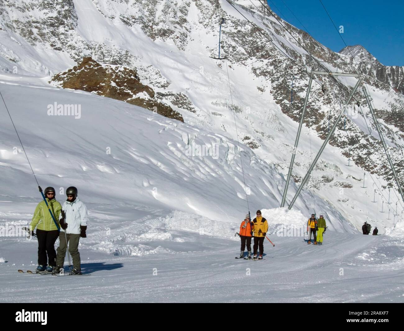 Sciatore in skilift, SaaS-Fee, Vallese, Alpi, skilift, Drag lift, Svizzera Foto Stock