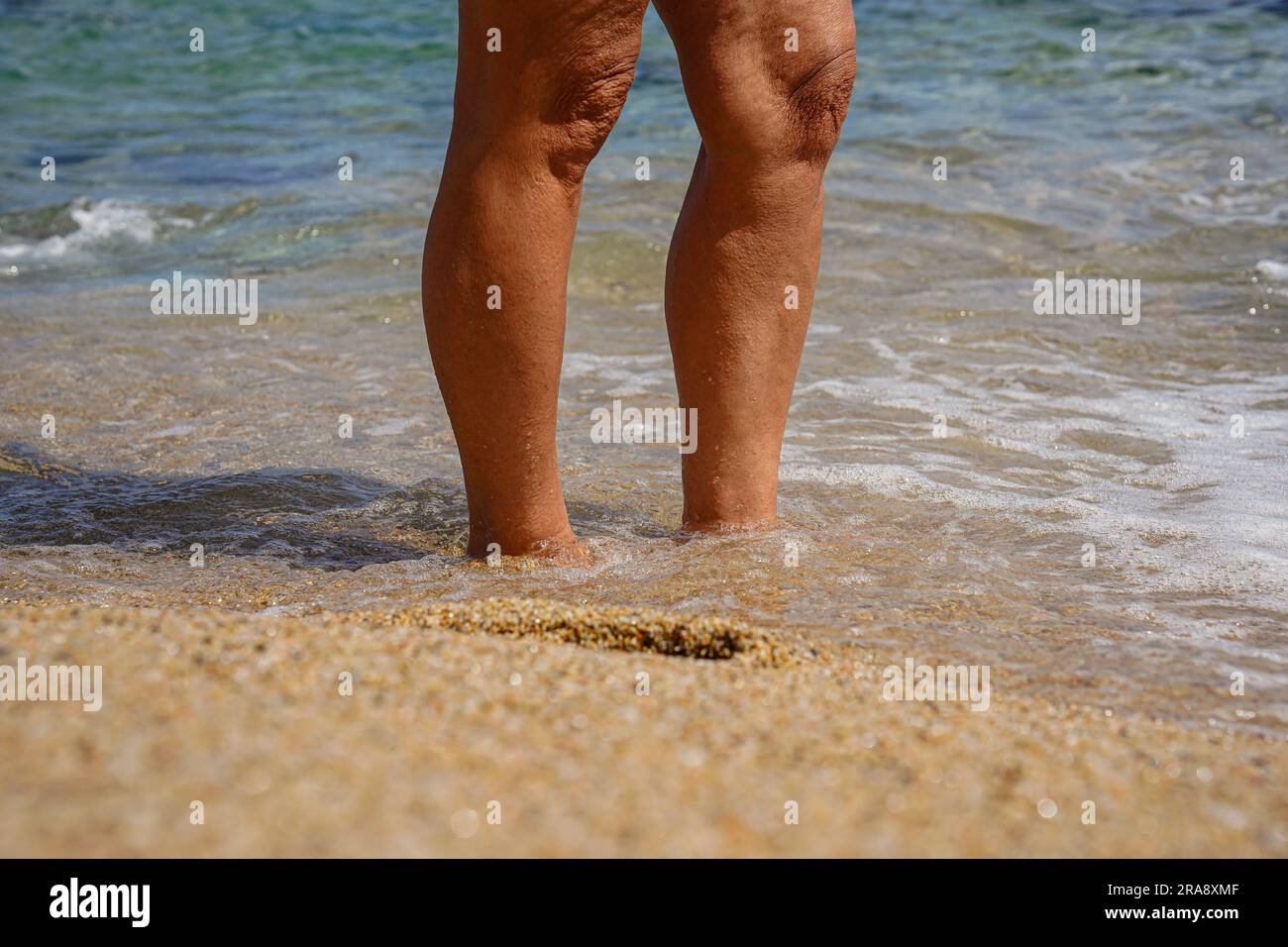 due gambe bagnate in mare Foto Stock