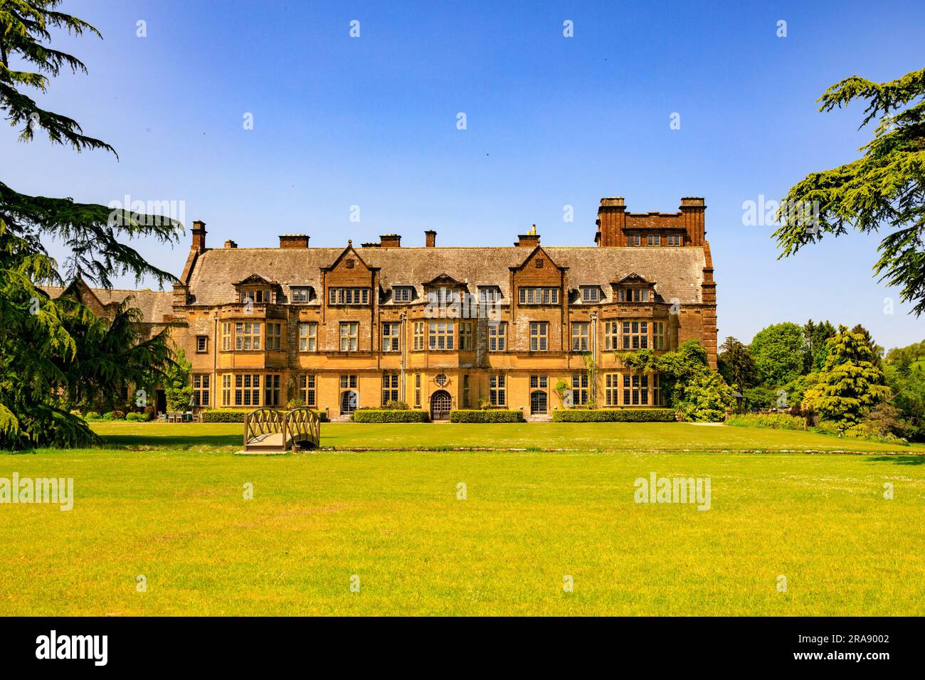 L'architettura Arts & Crafts della casa principale a Minterne House Gardens, Dorset, Inghilterra, Regno Unito Foto Stock