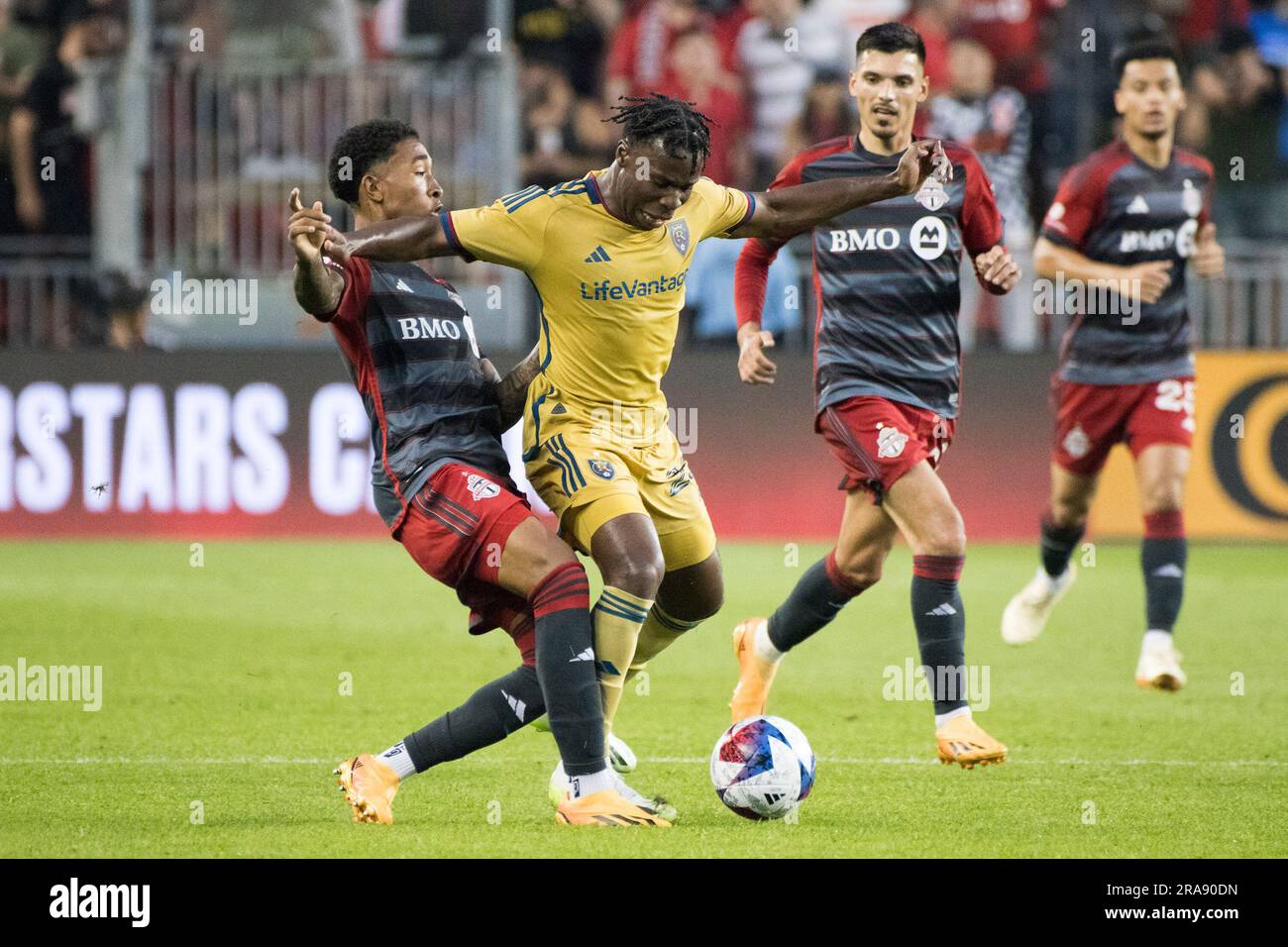 Toronto, Canada. 1 luglio 2023. Kosi Thompson n. 47, Emeka Eneli n. 25 (C) e Raoul Petretta n. 28 (R) in azione durante la partita tra Toronto FC e Real Salt Lake al BMO Field di Toronto. Il gioco si è concluso nel 0-1 per Real Salt Lake Credit: SOPA Images Limited/Alamy Live News Foto Stock