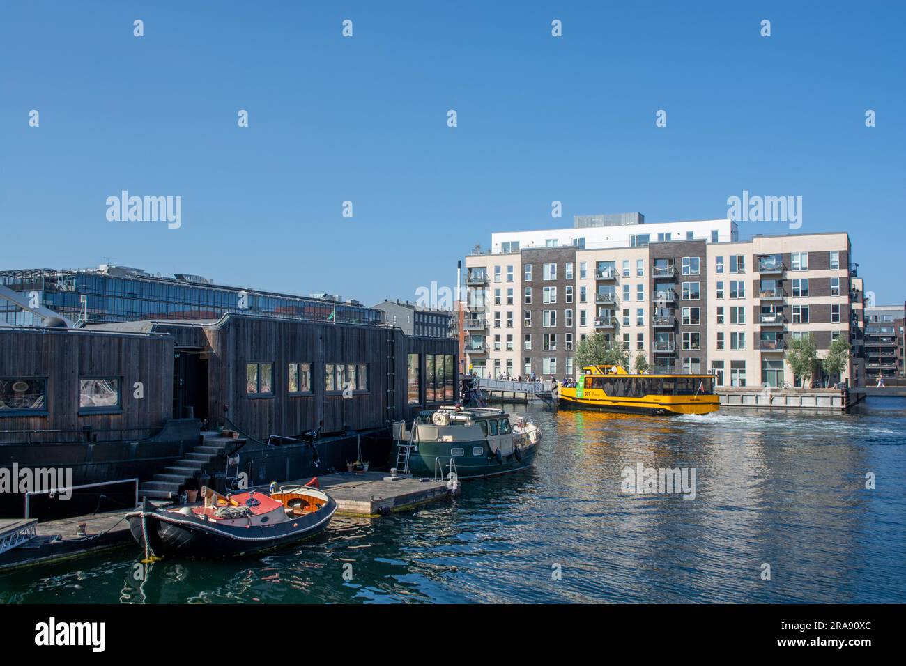 Moderno complesso residenziale a Copenhagen, Danimarca. Un nuovo quartiere di Sluseholmen con bellissimi edifici ecologici sul canale Foto Stock