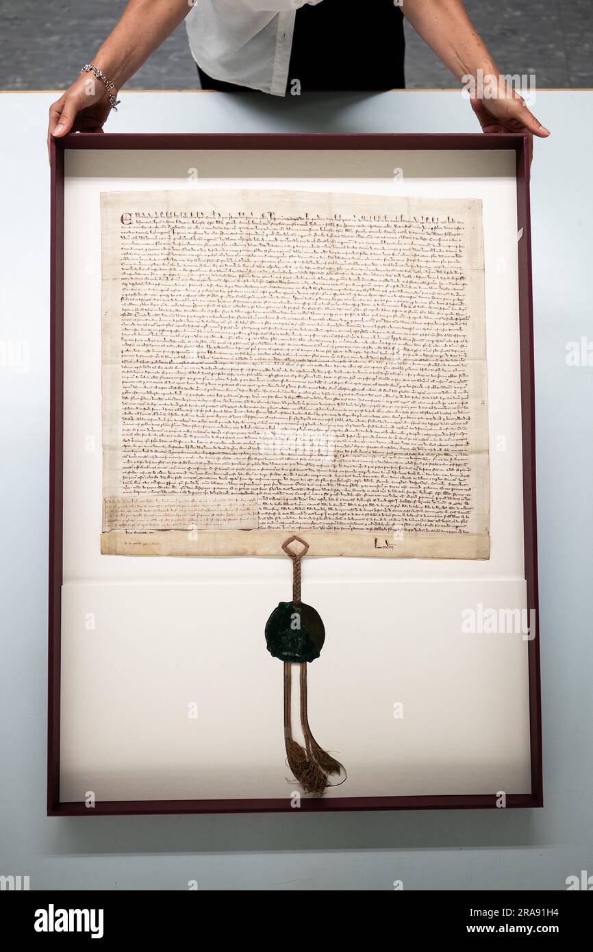 Il documento della Magna carta del 1297, uno dei milioni di oggetti conservati nella collezione presso il London Metropolitan Archives (LMA) nel centro di Londra. Con oltre 100 km di libri, mappe, fotografie, film e documenti che risalgono al 1067 conservati nelle stanze forti, l'LMA è il principale archivio del governo locale per l'area della Greater London, compresa la City of London ed è il più grande ufficio di registrazione della contea nel Regno Unito. Data foto: Martedì 27 giugno 2023. Foto Stock