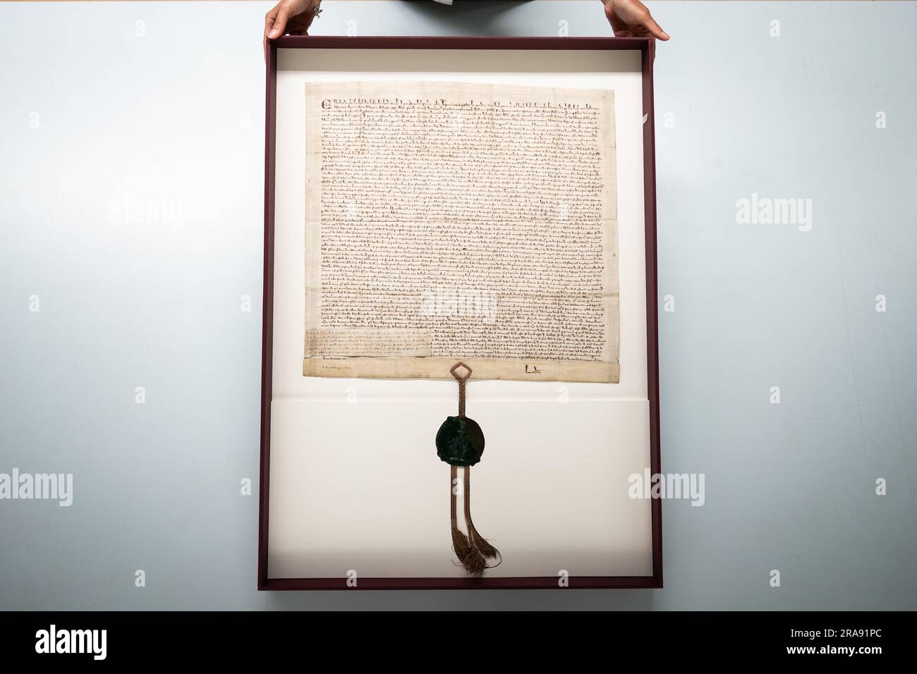 Il documento della Magna carta del 1297, uno dei milioni di oggetti conservati nella collezione presso il London Metropolitan Archives (LMA) nel centro di Londra. Con oltre 100 km di libri, mappe, fotografie, film e documenti che risalgono al 1067 conservati nelle stanze forti, l'LMA è il principale archivio del governo locale per l'area della Greater London, compresa la City of London ed è il più grande ufficio di registrazione della contea nel Regno Unito. Data foto: Martedì 27 giugno 2023. Foto Stock