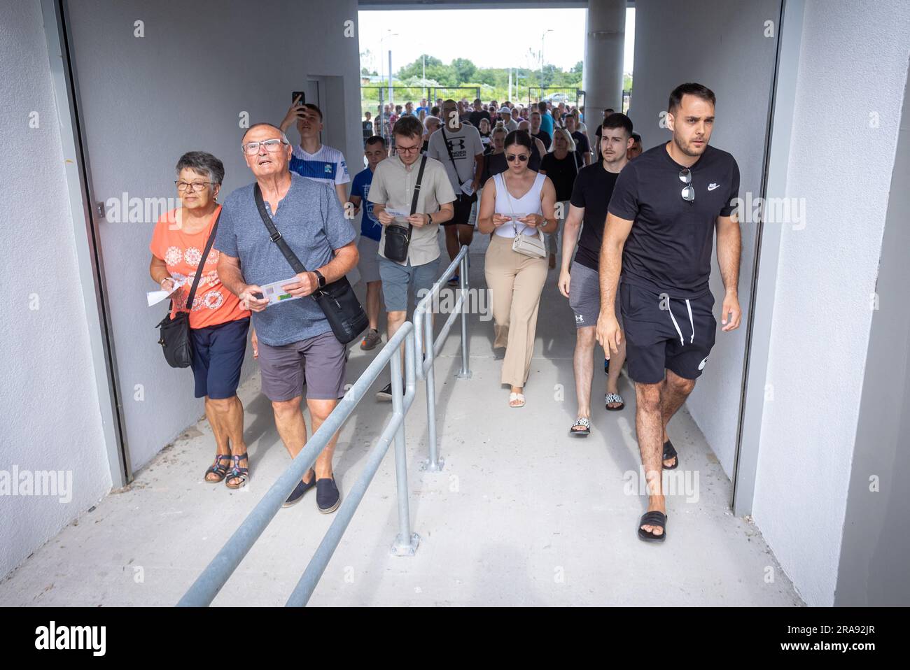 Osijek, Croazia. 1 luglio 2023. La gente visita il nuovo stadio dell'FC Osijek, l'Opus Arena, a Osijek, Croazia, il 1° luglio, 2023. Lo stadio ha una capacità ufficiale di 13.005, che può essere estesa a 14.750 ed è il primo stadio interamente coperto della Croazia. Foto: Davor javorovic/PIXSELL credito: Pixsell/Alamy Live News Foto Stock