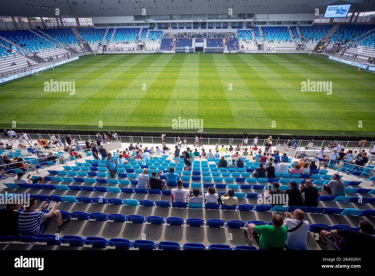 Osijek, Croazia. 1 luglio 2023. La gente visita il nuovo stadio dell'FC Osijek, l'Opus Arena, a Osijek, Croazia, il 1° luglio, 2023. Lo stadio ha una capacità ufficiale di 13.005, che può essere estesa a 14.750 ed è il primo stadio interamente coperto della Croazia. Foto: Davor javorovic/PIXSELL credito: Pixsell/Alamy Live News Foto Stock