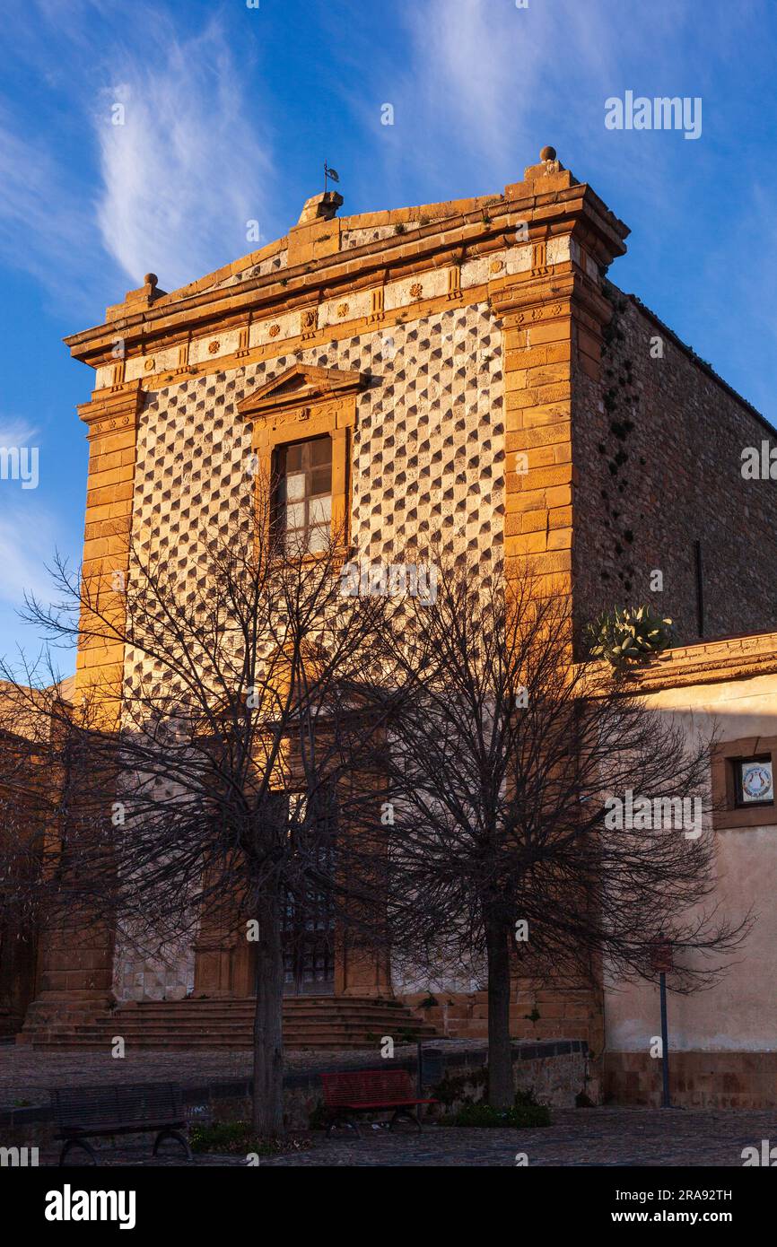 Vista della chiesa di San Domenico ad Aidone al tramonto, Sicilia Foto Stock