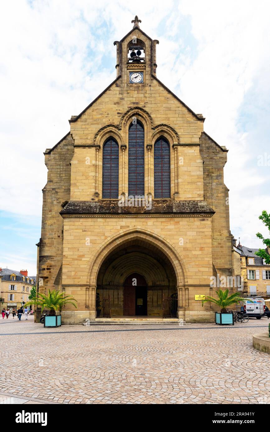 La chiesa collegiale di Saint-Martin de Brive è un'ex chiesa collegiata situata a Brive-la-Gaillarde in Corrèze, Place Charles de Gaulle. Francia. Foto Stock