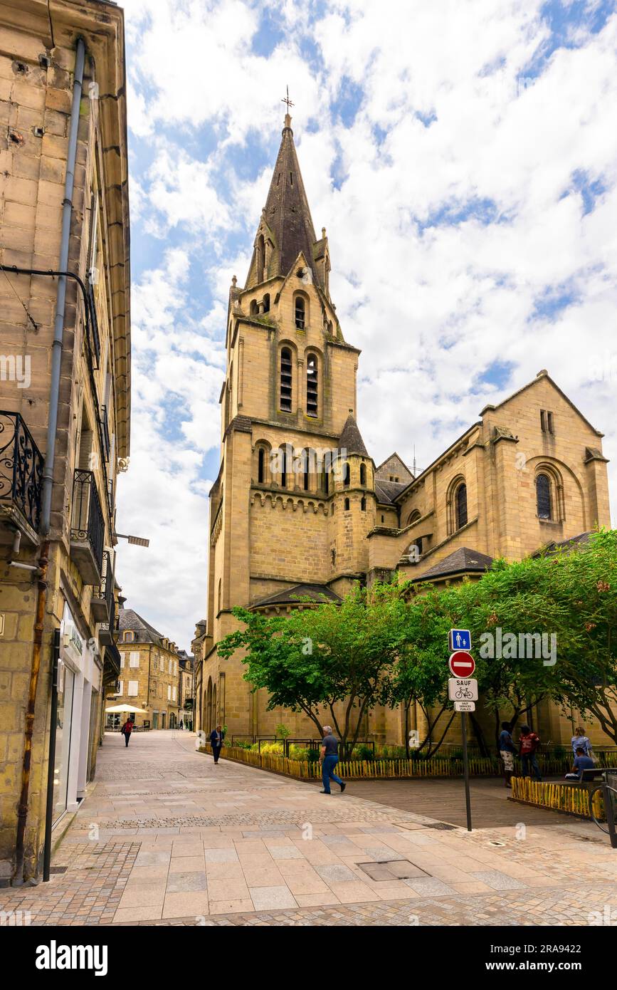 La chiesa collegiale di Saint-Martin de Brive è un'ex chiesa collegiata situata a Brive-la-Gaillarde in Corrèze, Place Charles de Gaulle. Francia. Foto Stock