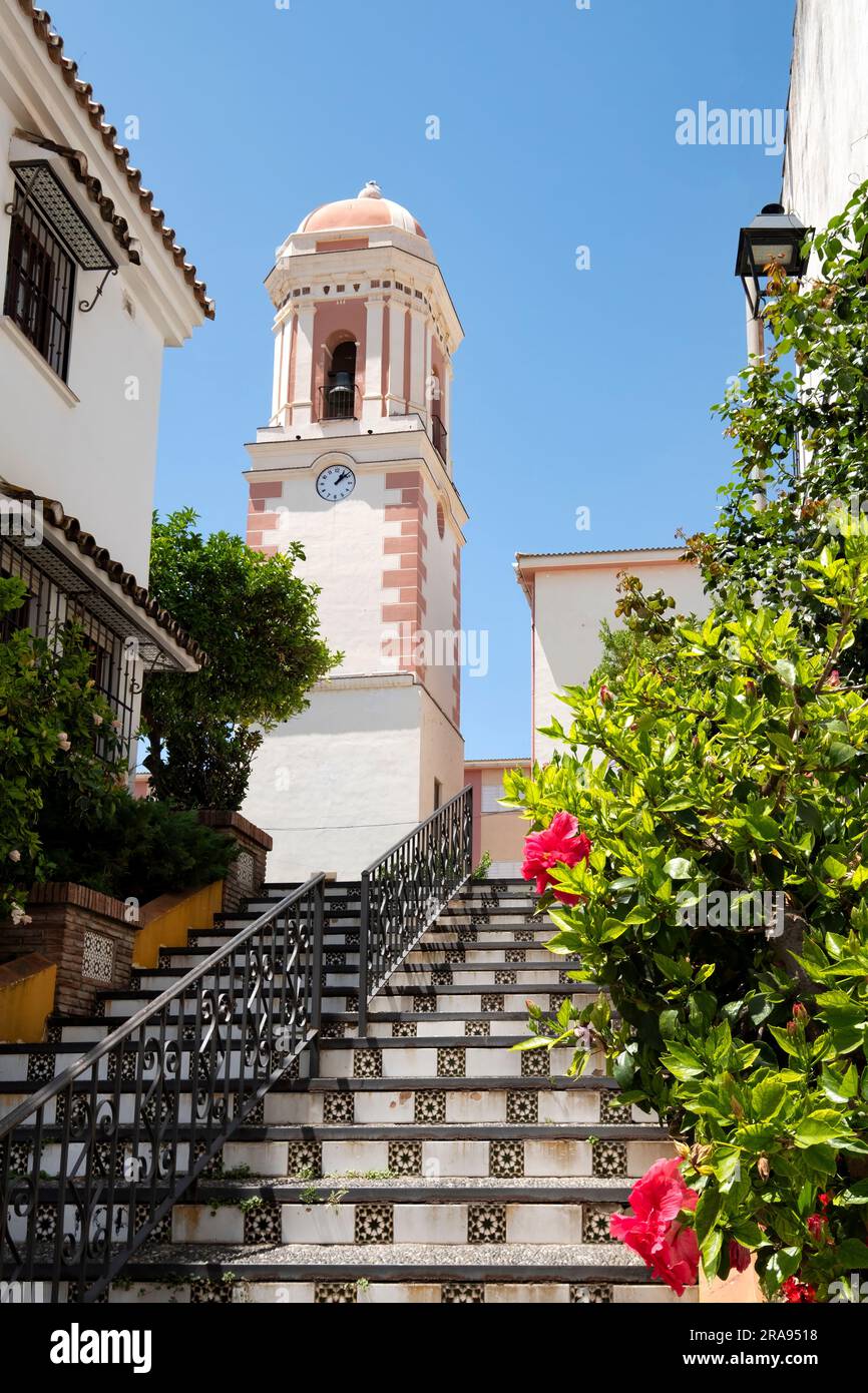 Vista sulla torre dell'orologio della città nella città vecchia di Estepona, Spagna. Conosciuta localmente come la Torre del Reloj, situata in Plaza de la Reloj Foto Stock