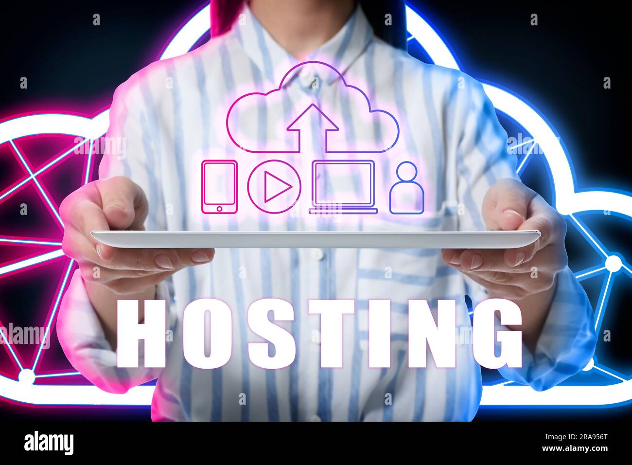 Hosting Web. Donna che tiene un tablet, primo piano. Cloud digitale con freccia e icone sul gadget Foto Stock