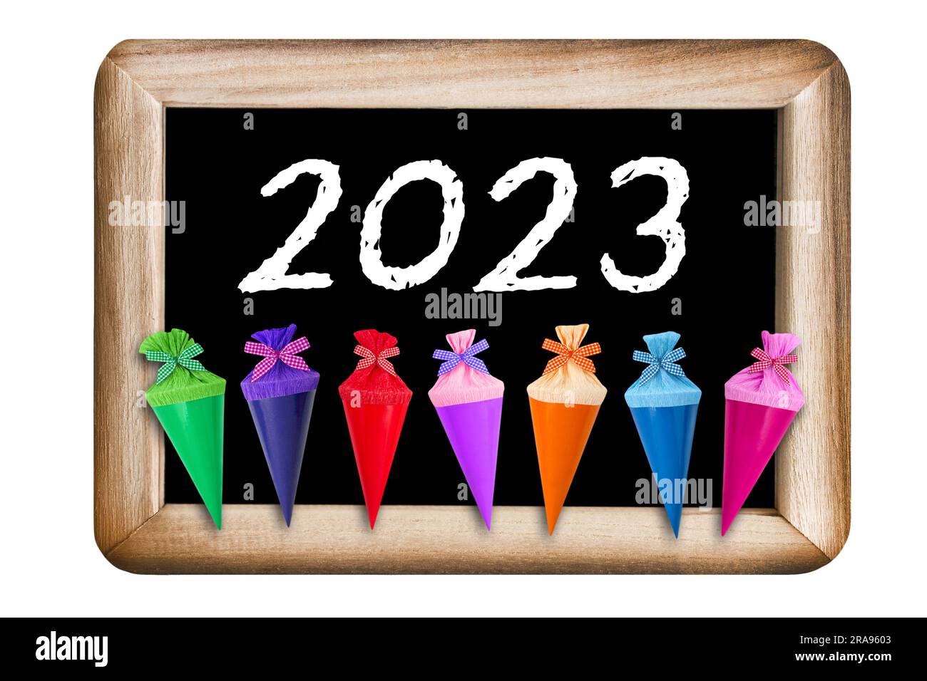 Regali colorati e lavagna a gesso della scuola 2023 isolata su sfondo bianco Foto Stock
