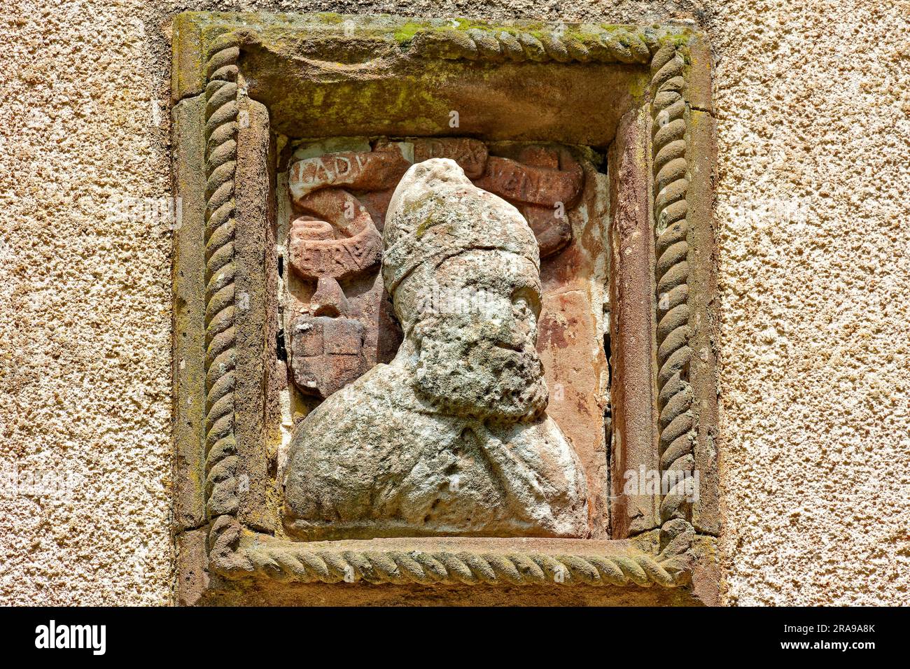 Castello di Fyvie Fyvie Aberdeenshire Scozia nella scultura dell'inizio dell'estate il doge Pietro Lando si trova nella parete sud sopra uno stemma Foto Stock