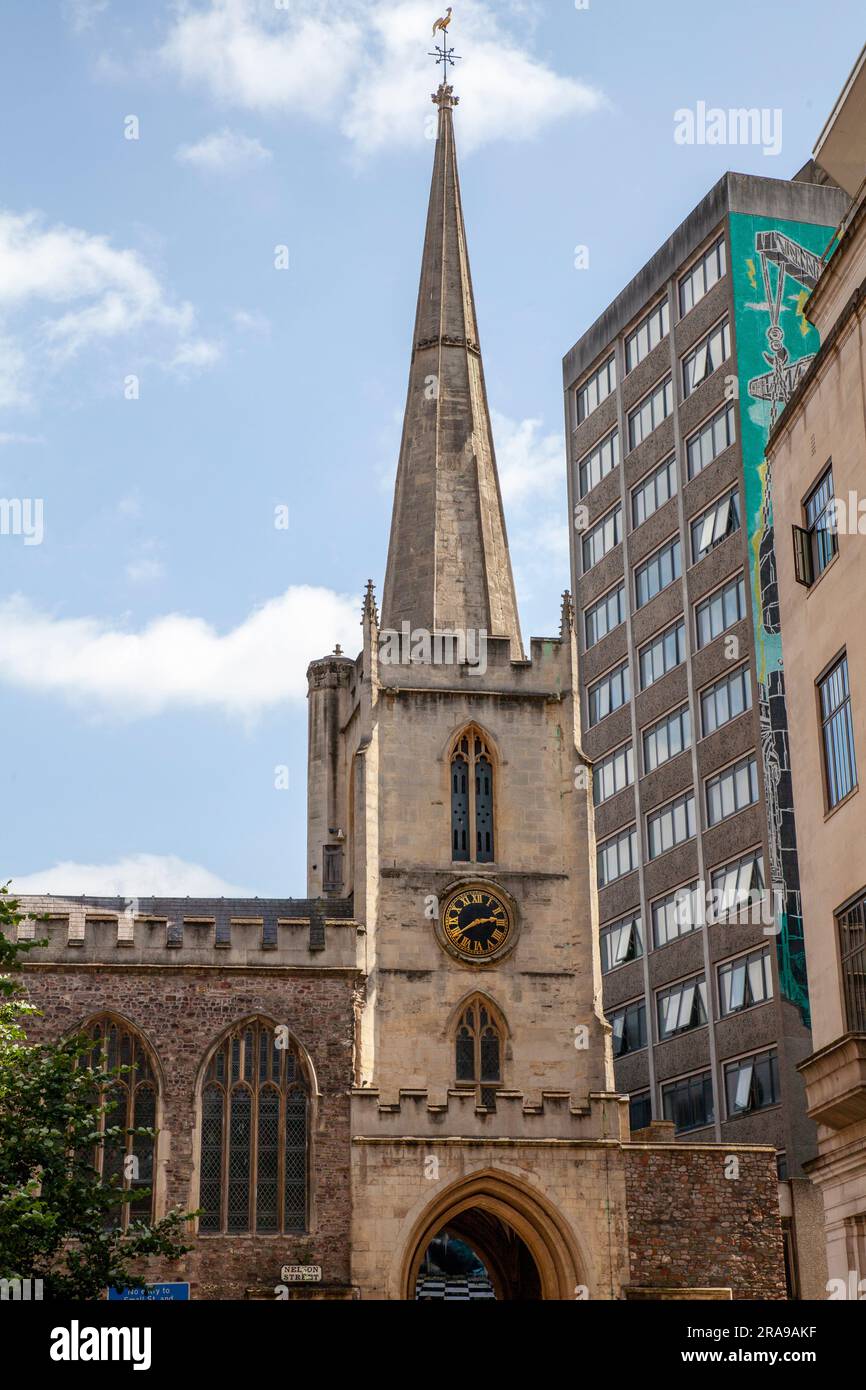 La chiesa di San Giovanni che mostra la porta sopra le mura della città, da Nelson Street Bristol Foto Stock