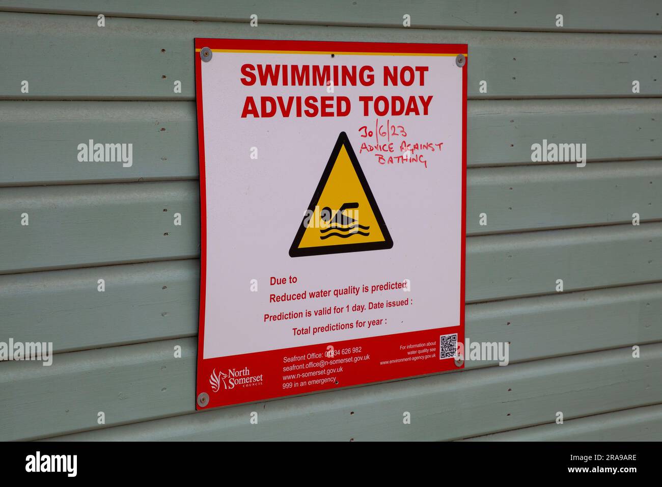 Un segnale di avvertimento contro il nuoto nel Canale di Bristol a causa della riduzione della qualità dell'acqua, a Weston Super Mare Foto Stock