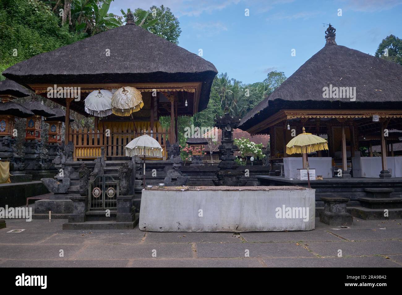 Goa Gajah o Grotta dell'Elefante si trova sull'isola di Bali vicino a Ubud, Bali Indonesia. Costruito nel IX secolo, serviva da santuario. Foto Stock