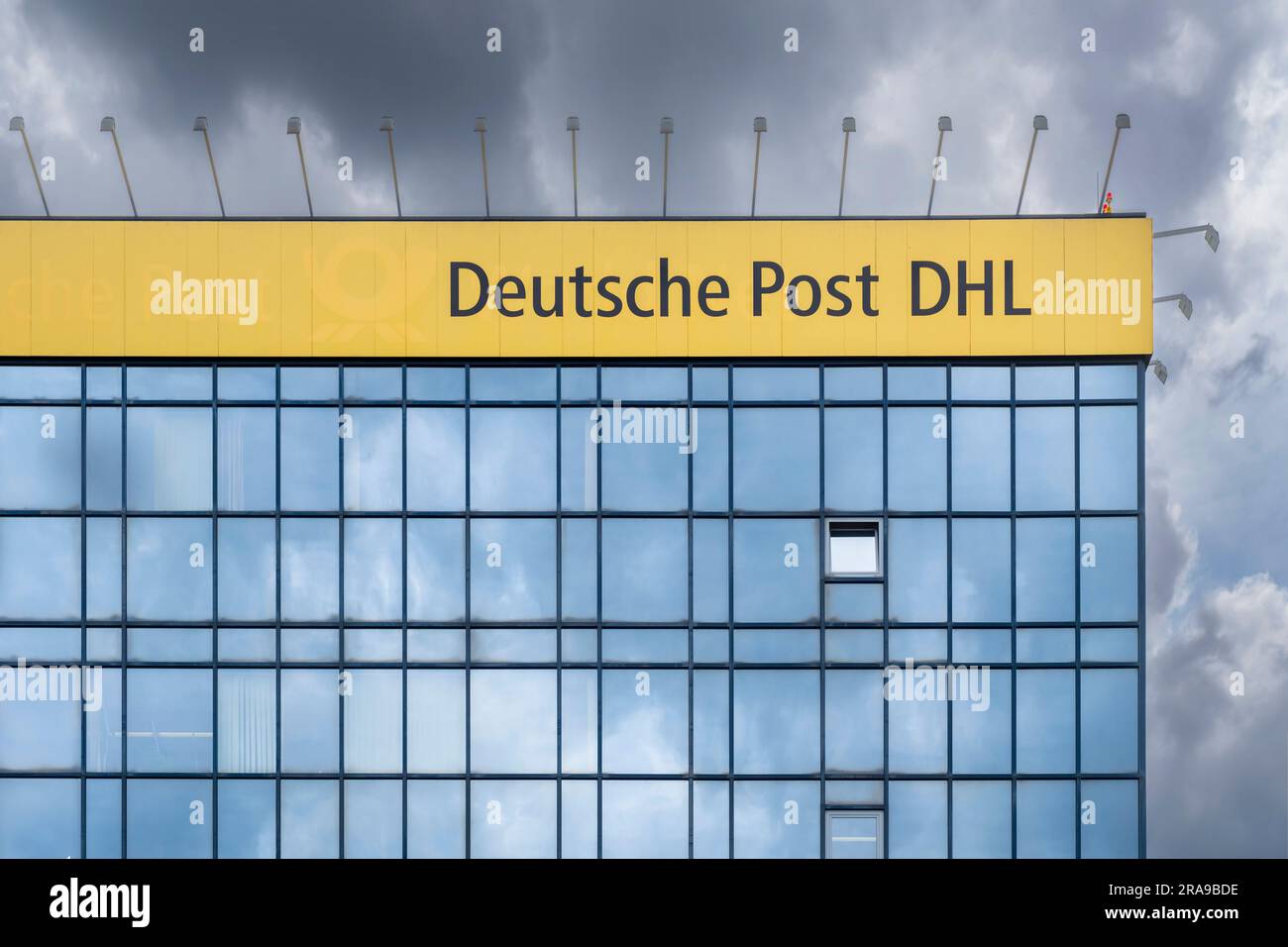 International Postal Centre (IPZ) di DHL presso l'aeroporto di Francoforte. Foto Stock