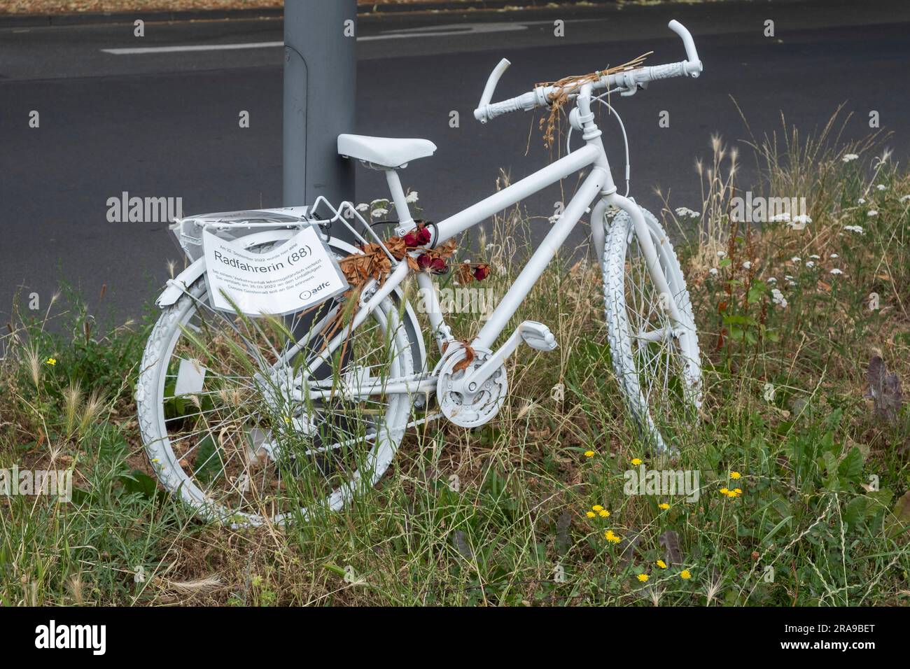 Ghost bike all'angolo di una strada a Colonia, dove un ciclista di 88 anni ha subito ferite mortali in un incidente stradale il 22.09.2022 e è morto Foto Stock
