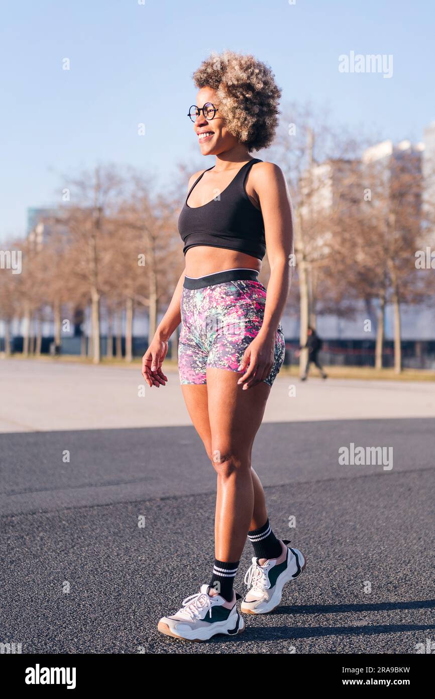 donna in abiti estivi sportivi pronta a correre Foto stock - Alamy