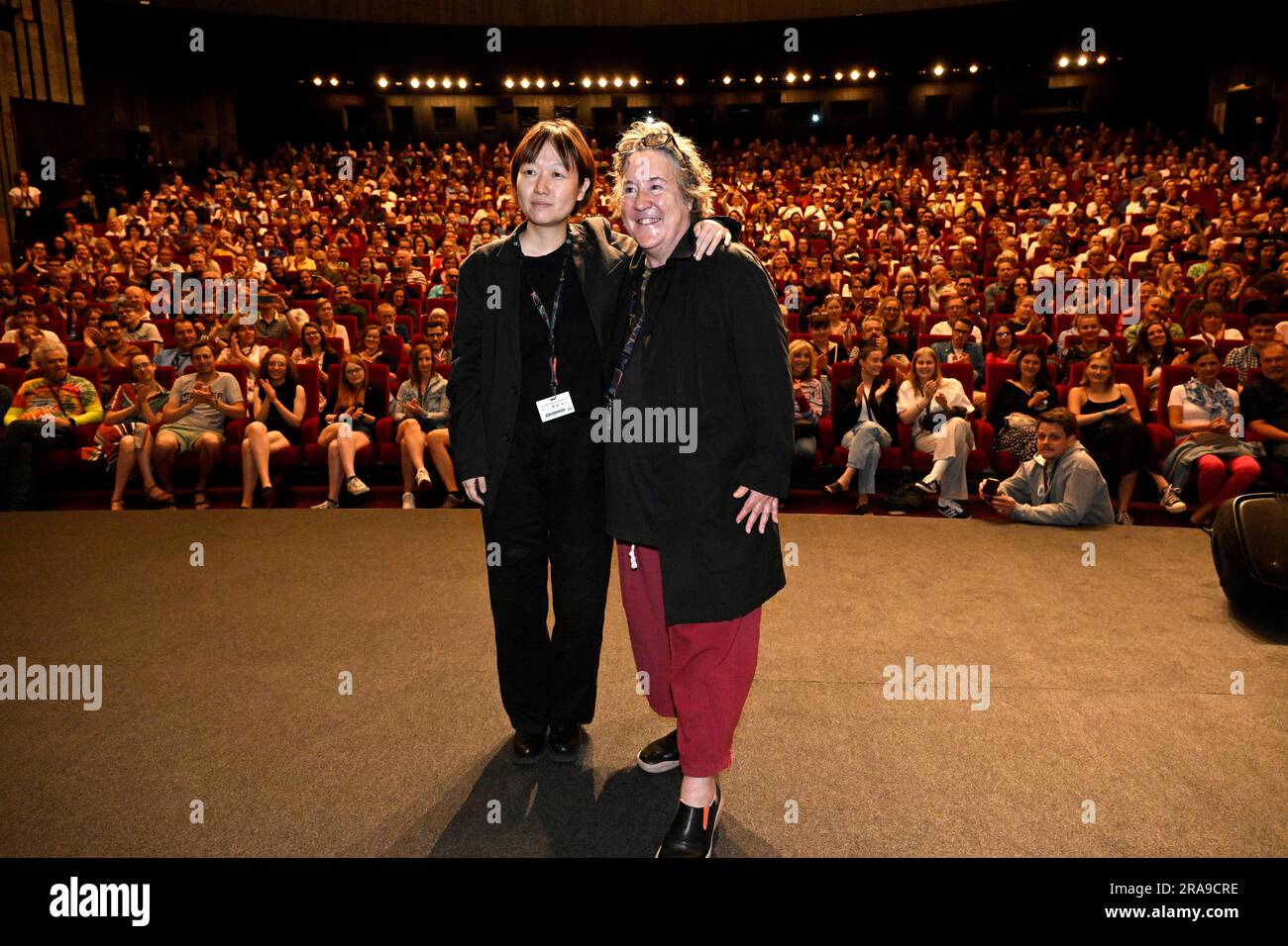 Karlovy Vary, Repubblica Ceca. 2 luglio 2023. La regista Celine Song, Left, e la produttrice Christine Vachon, Right, posa durante la presentazione del film Past Lives durante il 57° Karlovy Vary International Film Festival (KVIFF), il 2 luglio 2023, a Karlovy Vary, Repubblica Ceca. Crediti: Katerina Sulova/CTK Photo/Alamy Live News Foto Stock