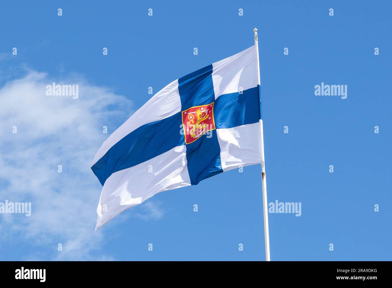 Suomen valtiolippu liehuu Valtioneuvoston linnassa|||la bandiera della Finlandia che sventola a Helsinki Foto Stock