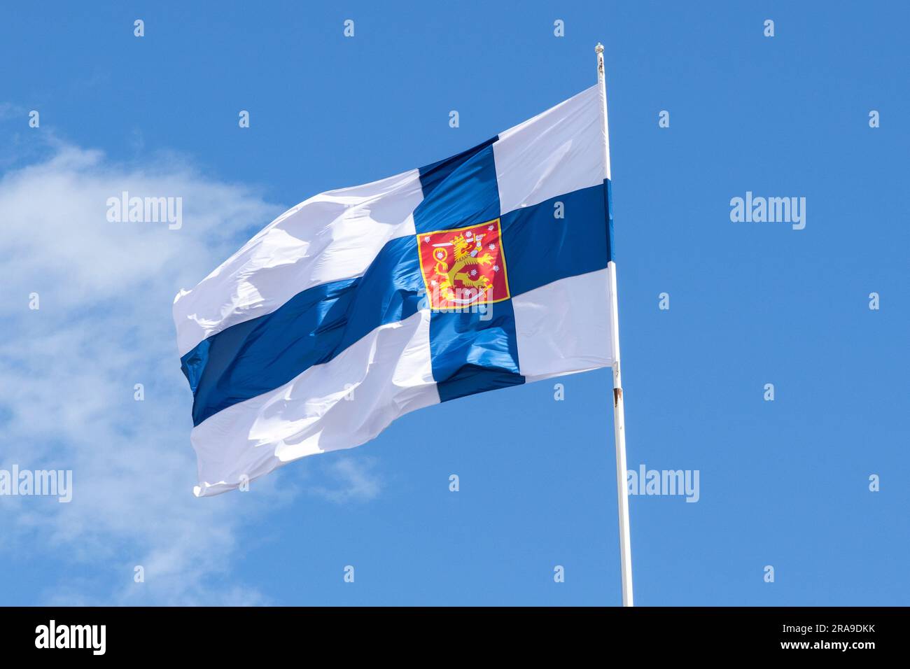 Suomen valtiolippu liehuu Valtioneuvoston linnassa|||la bandiera della Finlandia che sventola a Helsinki Foto Stock