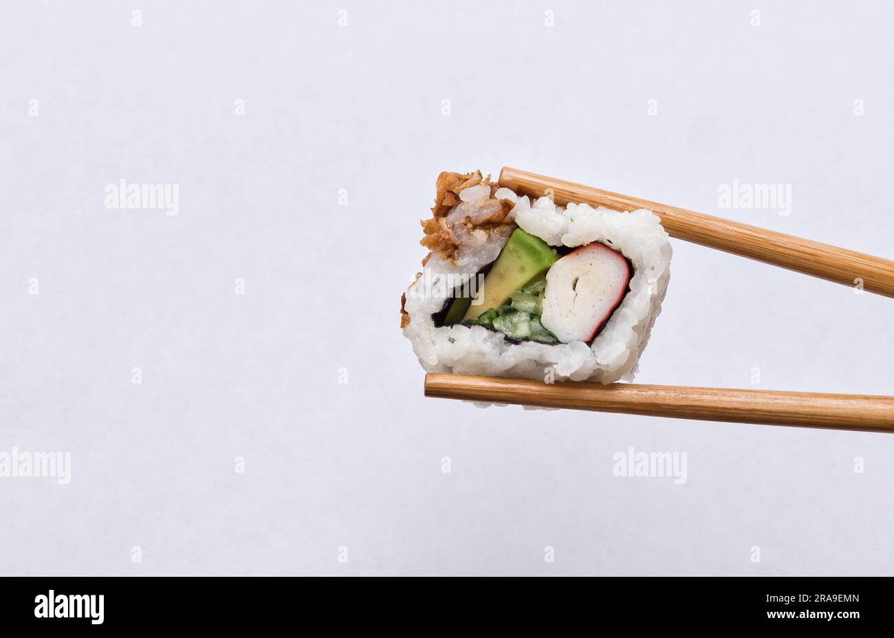 panini e sushi isolati su sfondo bianco con bastoncini di gel. Delizioso sushi roll con bacchette giornaliere su sfondo bianco. Foto Stock