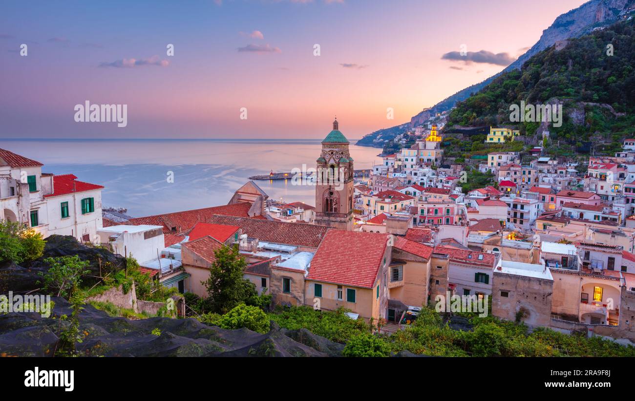 Amalfi, Italia. Immagine del paesaggio urbano della famosa città costiera di Amalfi, situata sulla Costiera Amalfitana, Italia al tramonto. Foto Stock