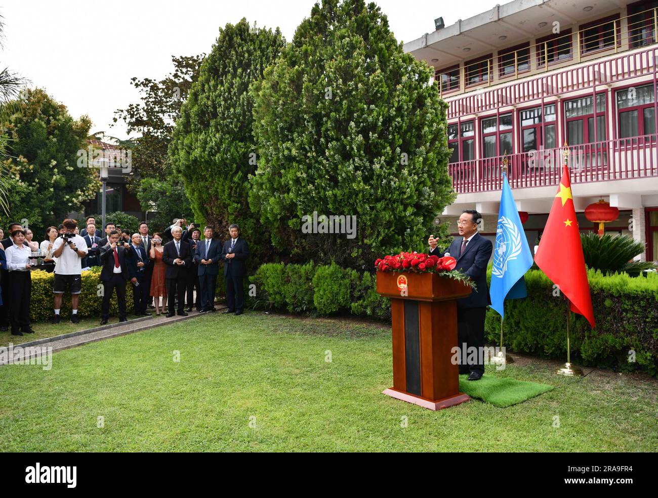 (230702) -- ROMA, 2 luglio 2023 (Xinhua) -- il ministro cinese dell'Agricoltura e degli affari rurali Tang Renjian (R) affronta una mostra fotografica che illustra lo sviluppo agricolo e rurale della Cina negli ultimi anni a Roma, Italia, 30 giugno 2023. La mostra si è tenuta venerdì scorso a Roma. Ospitata dal Ministero dell'Agricoltura e degli affari rurali della Cina, la mostra ha illustrato gli ultimi cambiamenti e progressi nelle aree agricole e rurali della Cina con abbondanti foto che coprono temi importanti come l'eliminazione della povertà, la rivitalizzazione rurale, l'agricoltura digitale, la cooperazione Sud-Sud e triangolare, e g Foto Stock