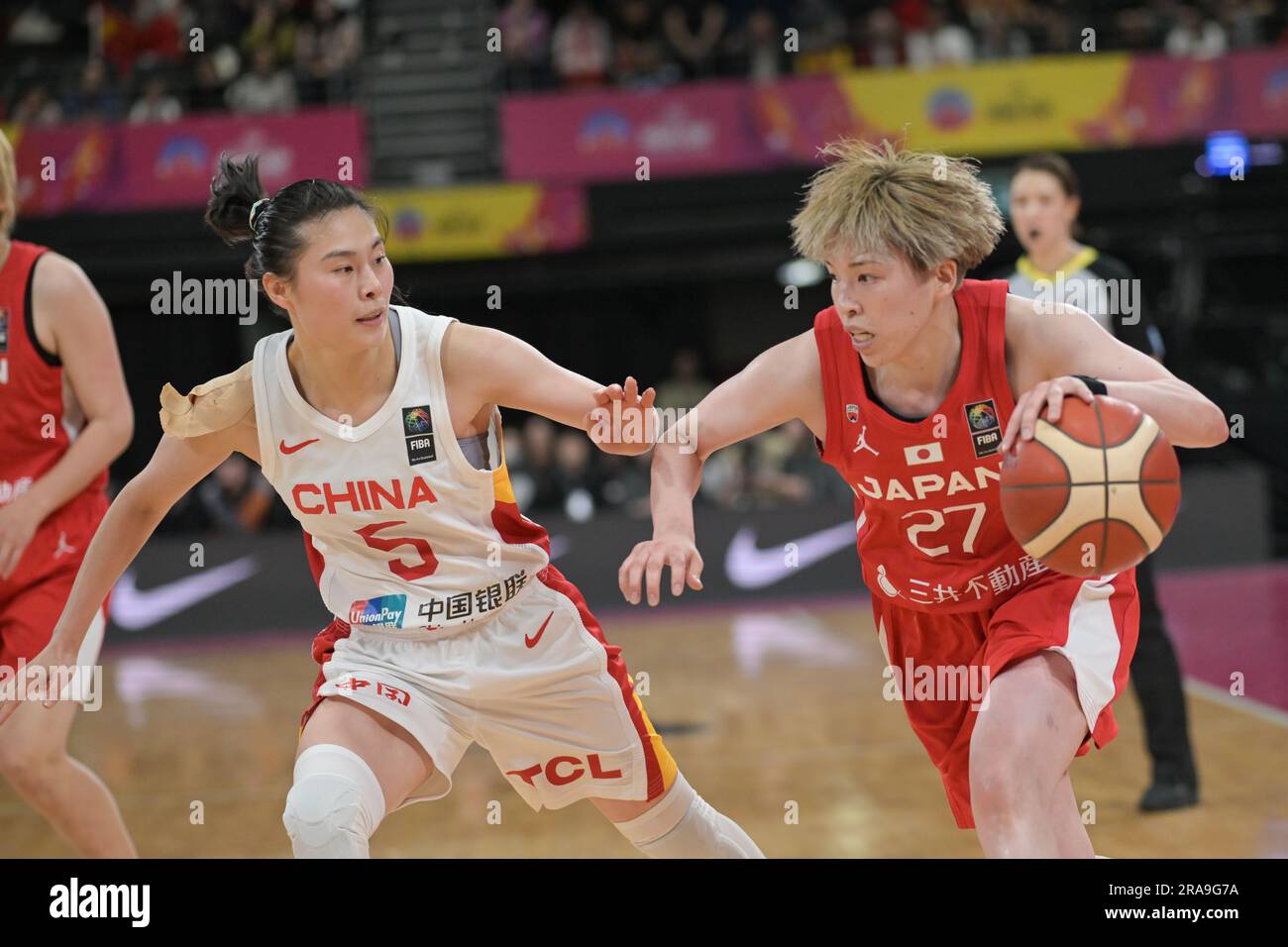 Sydney, Australia. 2 luglio 2023. Wang Siyu (L) della squadra di pallacanestro femminile cinese e Saki Hayashi (R) della squadra di pallacanestro femminile giapponese hanno visto in azione durante la FIBA Women's Asia Cup 2023 Division A match tra Cina e Giappone al Quay Centre. Punteggio finale; Cina 73:71 Giappone. Credito: SOPA Images Limited/Alamy Live News Foto Stock