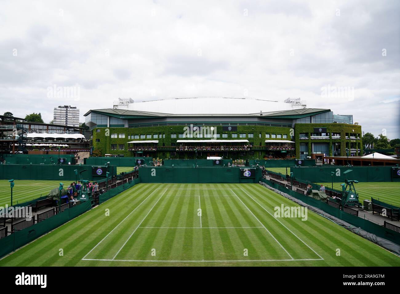 Una visione generale dell'All England Lawn Tennis and Croquet Club di Wimbledon, in vista dei campionati che iniziano il lunedì. Data foto: Domenica 2 luglio 2023. Foto Stock