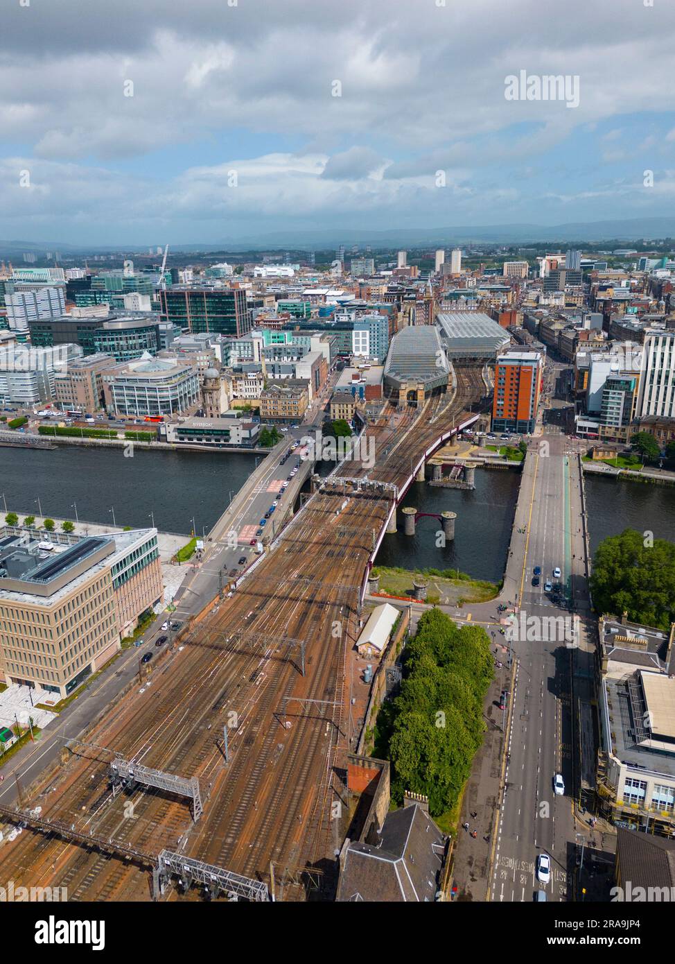 Vista aerea dal drone dei ponti che attraversano il fiume Clyde nel centro di Glasgow, Scozia, Regno Unito Foto Stock