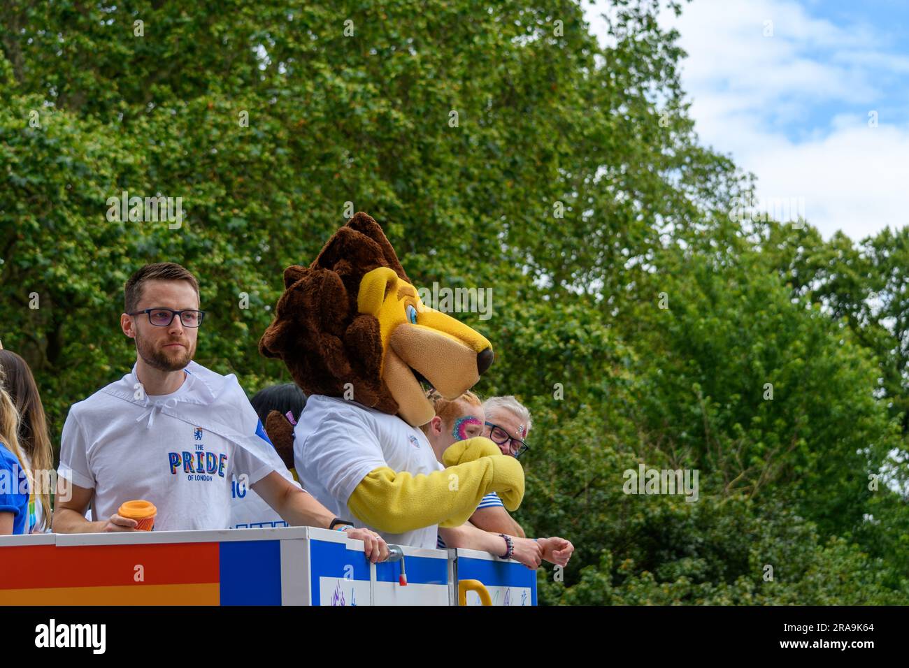 Londra, Regno Unito, 1 luglio 2023, Pride in London Parade aveva 35.000 persone in marcia. È iniziato subito dopo mezzogiorno a Hyde Park Corner e proseguì fino a Whitehall Place. La folla uscì in una giornata calda parzialmente nuvolosa e riempì le strade lungo tutto il percorso. Ci sono stati palcoscenici in molti luoghi tra cui Trafalgar Square, Soho e Leicester Square. Si stima che più di un milione di persone siano venute a guardare. La parata è stata brevemente fermata dalle proteste Stop the Oil di fronte al carro armato, che è durato 20 minuti prima che la polizia arrivasse e arrestasse sette., Andrew Lalchan Photography/Alamy Live New Foto Stock