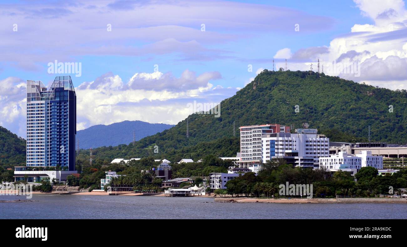 Collina e alti edifici nella città di si Racha, sulla costa del distretto di si Racha, provincia di Chonburi, Thailandia. Foto scattata da Koh Loy, una piccola isola galleggiante, collegata alla riva da un ponte lungo circa 500 metri. Foto Stock