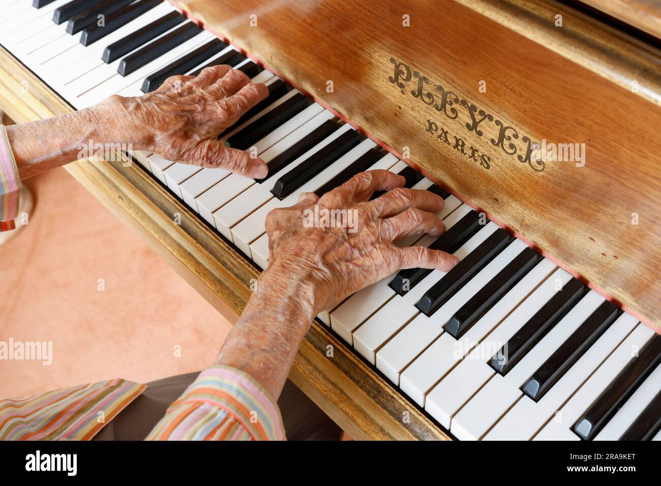 COLETTE, PIANISTA LABIRINTO DI 109 ANNI, PUBBLICA UN NUOVO DISCO Foto Stock