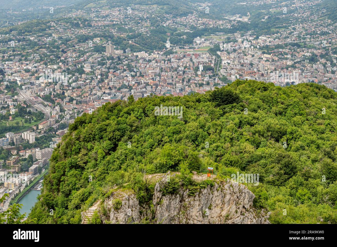 Vista aerea panoramica di Lugano e dei suoi dintorni, la Svizzera, dalla cima del monte San Salvatore Foto Stock