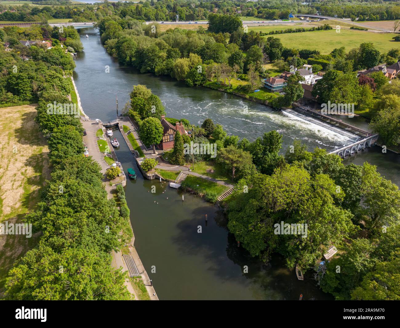 Vista aerea di Bray Lock sul Tamigi, Taplow, Maidenhead, Berkshire, Regno Unito. Foto Stock