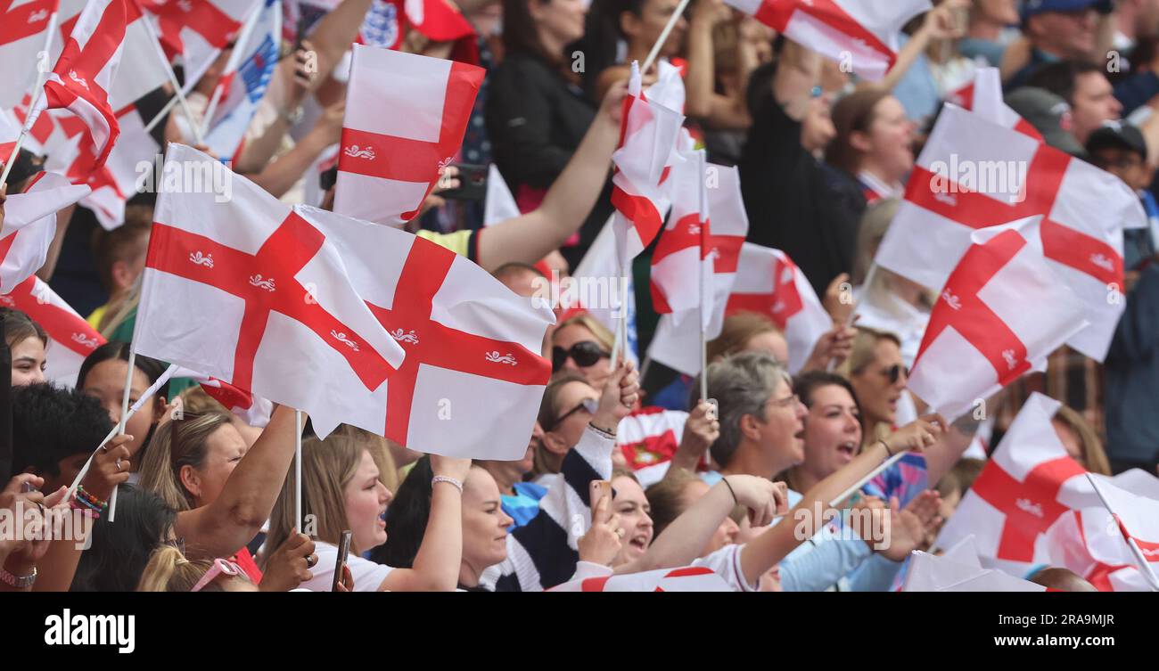 Tifosi inglesi durante la partita dei Friendlies internazionali femminili tra le donne inglesi contro le donne portoghesi allo stadio MK di Milton Keynes il 1 luglio 20 Foto Stock