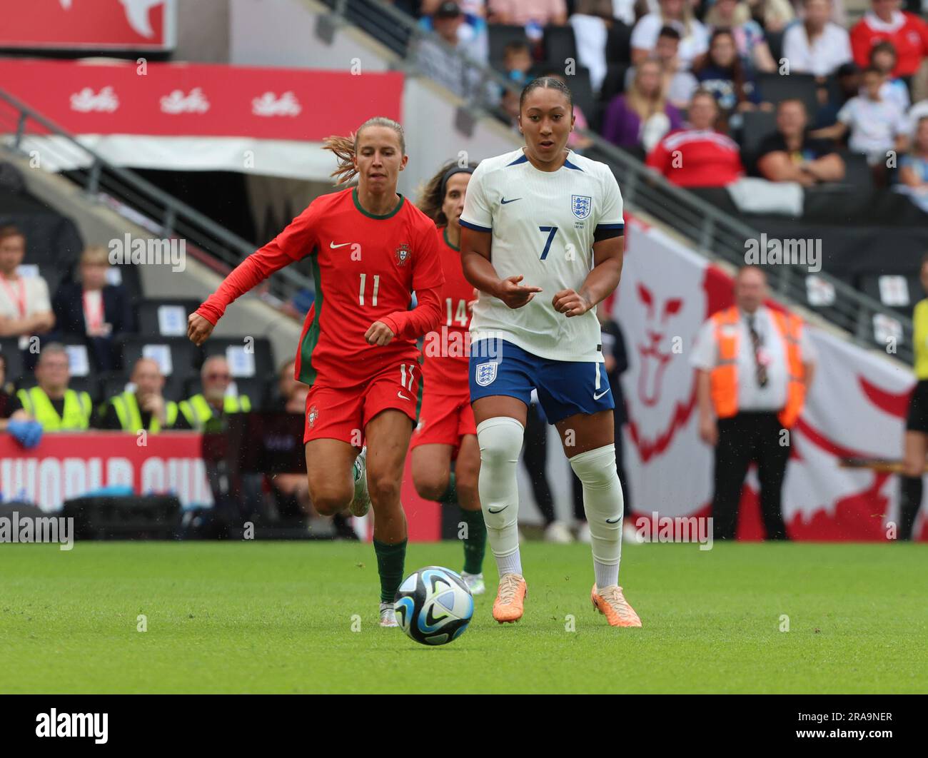 L-R Tatiana Pinto (Levante) del Portogallo Women e Lauren James (Chelsea) dell'Inghilterra Women durante il Women's International Friendlies Match tra Inghilterra Foto Stock