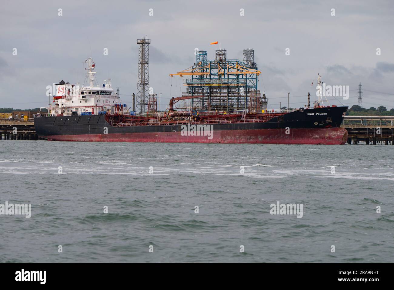 Nave cisterna Stolt Pelican ormeggiata alla Fawley Oil Refindery a Southampton Water, sulla costa meridionale dell'Inghilterra Foto Stock
