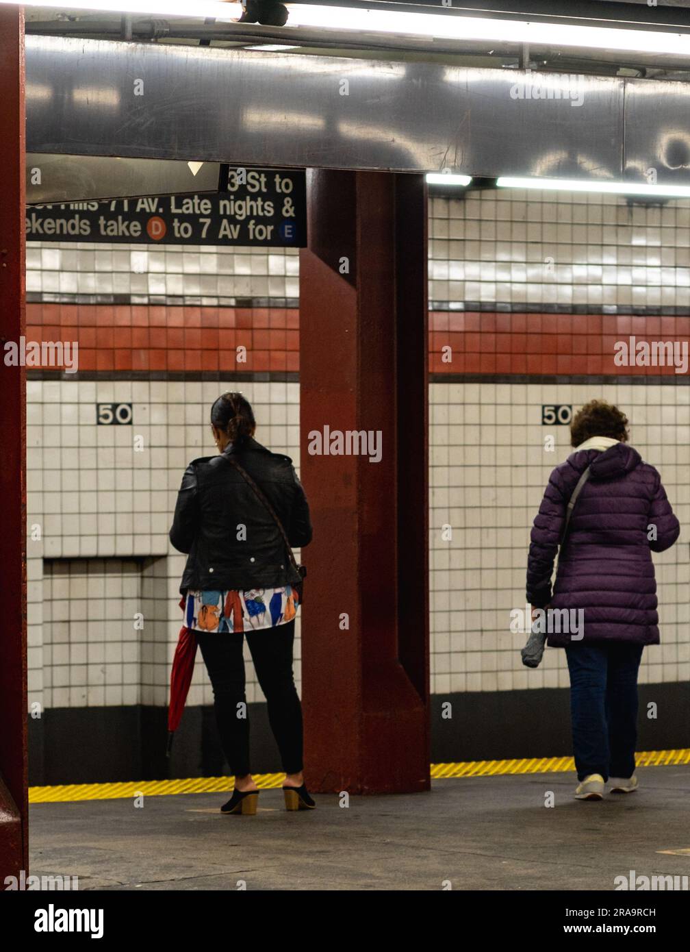 Banchina della metropolitana di New York in attesa della metropolitana del Rockefeller Center Foto Stock